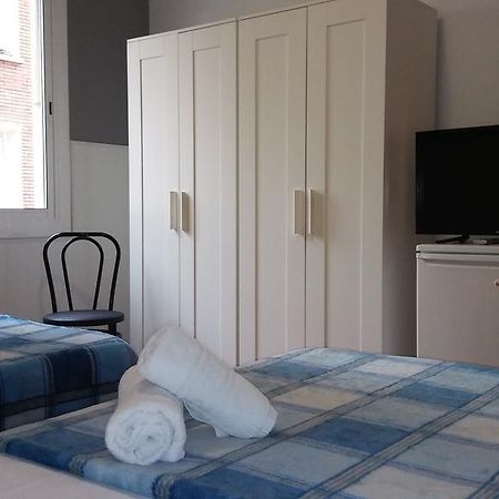 Residencia Universitaria Augusta Bed & Breakfast Барселона Екстериор снимка