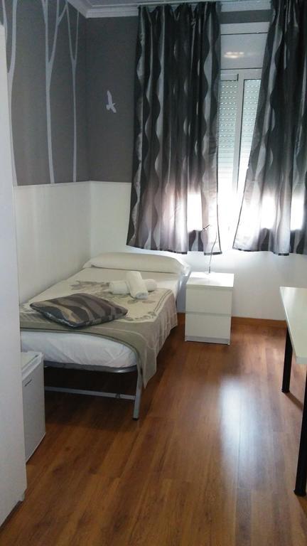 Residencia Universitaria Augusta Bed & Breakfast Барселона Екстериор снимка